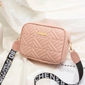 Borsa a tracolla rosa trapuntata con tracolla con lettere e dettagli oro - Rosa