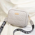 Borsa a tracolla beige chic con trapuntatura geometrica e ampia tracolla con scritte - Grigio