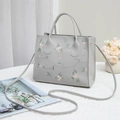 Borsa a mano grigio chiaro con ricami floreali, manici eleganti e tracolla coordinata - Grigio