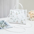 Borsa a mano quadrata bianca con ricami floreali, manici e tracolla regolabile - Bianco