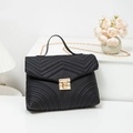 Borsa a mano trapuntata nera con motivo a V, chiusura dorata e tracolla a catena - Nero