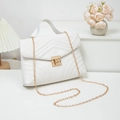 Borsa a tracolla bianca con trapuntatura a V, catena dorata e chiusura quadrata - Bianco
