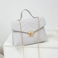 Borsa trapuntata grigia chiara con tracolla a catena dorata e cuciture a V eleganti - Grigio