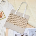 Minimalistische beige Häkel-Tragetasche mit weißen Ledergriffen für den sommerlichen Strand - Weiß