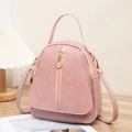 Mochila pequeña rosa de cuero sintético mate para mujer con solapa triangular y cierre dorado - Rosa