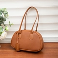 Sac bowling marron en cuir litchi avec bandoulière et étiquette de mode élégante - Marron