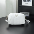 Witte crossbodytas met chevron-stiksel, vlindersluiting en brede stoffen schouderband - Wit