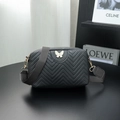 Zwarte gewatteerde crossbodytas met gouden vlinderversiering en brede textielen riem - Zwart