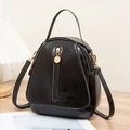 Mini mochila y bolso bandolera de cuero suave negro con elegantes detalles dorados - Negro