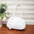 Sac à main blanc en cuir grainé avec bandoulière et étiquette de mode élégante - Blanc