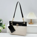 Borsa tote da donna bicolore bianco nero con ciondolo a fenicottero dorato - Nero