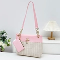 Borsa tote intrecciata rosa e beige con ciondolo cigno in metallo e tracolla - Rosa