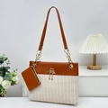 Borsa tote in pelle marrone e paglia intrecciata con ciondolo a forma di fenicottero - Rosso