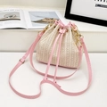 Secchiello in paglia con finiture in pelle rosa, coulisse e tracolla dorata - Rosa