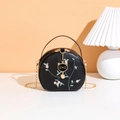 Bolso de mano negro de media luna con bordado de flores rosas y colgante de gato dorado - Negro