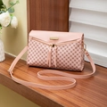 Borsa a tracolla rosa con stampa floreale e cerniere a nappa su legno - Rosa