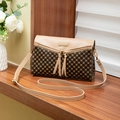 Borsa a tracolla chic beige e marrone con motivi floreali vintage e nappine decorative - caffè