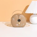 Bolso redondo beige con bordado de flores rosas y colgante de gato negro con cadena - Albaricoque
