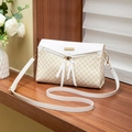 Piccola borsa a tracolla da donna con motivo floreale giallo e bianco e nappa - Bianco