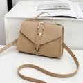 Minimalistische khakifarbene Umhängetasche mit goldener Schnalle und Schultergurt - Khaki