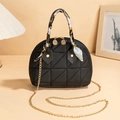 Sac coquille noir matelassé avec broderie triangulaire et anse foulard soie - Noir