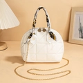 Sac coque blanc matelassé élégant avec poignée foulard et chaîne dorée - Blanc