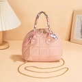 Sac à main rose matelassé avec poignée en foulard de soie et chaîne dorée - Rose