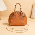 Sac matelassé marron caramel avec poignée foulard en soie et chaîne dorée - Marron