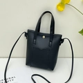 Mini bolso tote negro mate minimalista con bolsillo frontal y correa de contraste - Negro