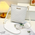 Elegante weiße Beuteltasche mit Webstruktur und goldenen Details für Damen - Weiß