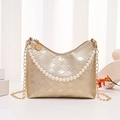 Elegante borsa trapuntata dorata con manico di perle e catena per donna - Oro