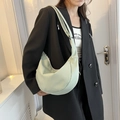 Sac hobo minimaliste en velours côtelé vert clair avec large bandoulière sur modèle - Sans pendentif / Vert
