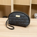 Neceser negro SAKM con monograma, textura de cuero y placa de metal dorado frontal - Azul Negro