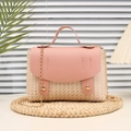 Roze geweven tas met lederen klep en gouden ketting voor een zomerse stijl - Roze