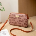 Piccola borsa a tracolla marrone rosato con stampa SAKM e tracolla in pelle arancione - Cachi
