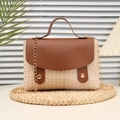Gevlochten strooien tas met bruine leren klep en gouden ketting in beige - Bruin
