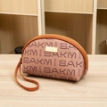 Kosmetiktasche in Altrosa mit Buchstabendruck, orangefarbener Schlaufe und Gold-Logo - Khakibraun