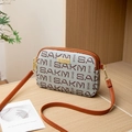 Borsa a tracolla beige con stampa di lettere marroni e bordo rosso-arancio nel legno - Grigio