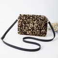 Bolso rectangular de lentejuelas doradas con correa negra y acabado brillante - Dorado
