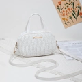 Piccola borsa quadrata minimalista in paglia bianca con scritte in metallo dorato - Bianco