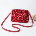 Bolso bandolera chic de lentejuelas rojas con herrajes dorados y correa de cuero - Rojo