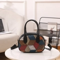 Elegante borsa patchwork multicolore con trama a coccodrillo e dettagli dorati - Nero
