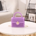 Mini borsa jelly viola con trama perlata, chiusura a fiore dorato e tracolla a catena - Violetto