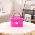Mini sac gelée rose avec texture perlée, boucle fleur dorée et bandoulière chaîne - Violet