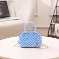 Mini borsa jelly celeste con trama a perle e catena dorata su superficie di marmo - Blu