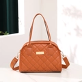 Borsa trapuntata in pelle PU marrone con placca dorata e tracolla larga - Marrone