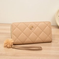 Beige Damen-Langgeldbörse mit gestepptem Muster, Kamelien-Deko und Plüschanhänger - Aprikose