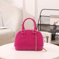 Sac en gelée rose vif avec texture perlée et bandoulière en chaîne dorée - Rose rouge