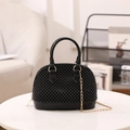 Sac coquille noir élégant avec texture perlée, chaîne dorée et poignée haute - Noir