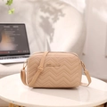Gesteppte aprikosenfarbene Umhängetasche mit Wellenmuster und goldenem Metalllogo - Khaki